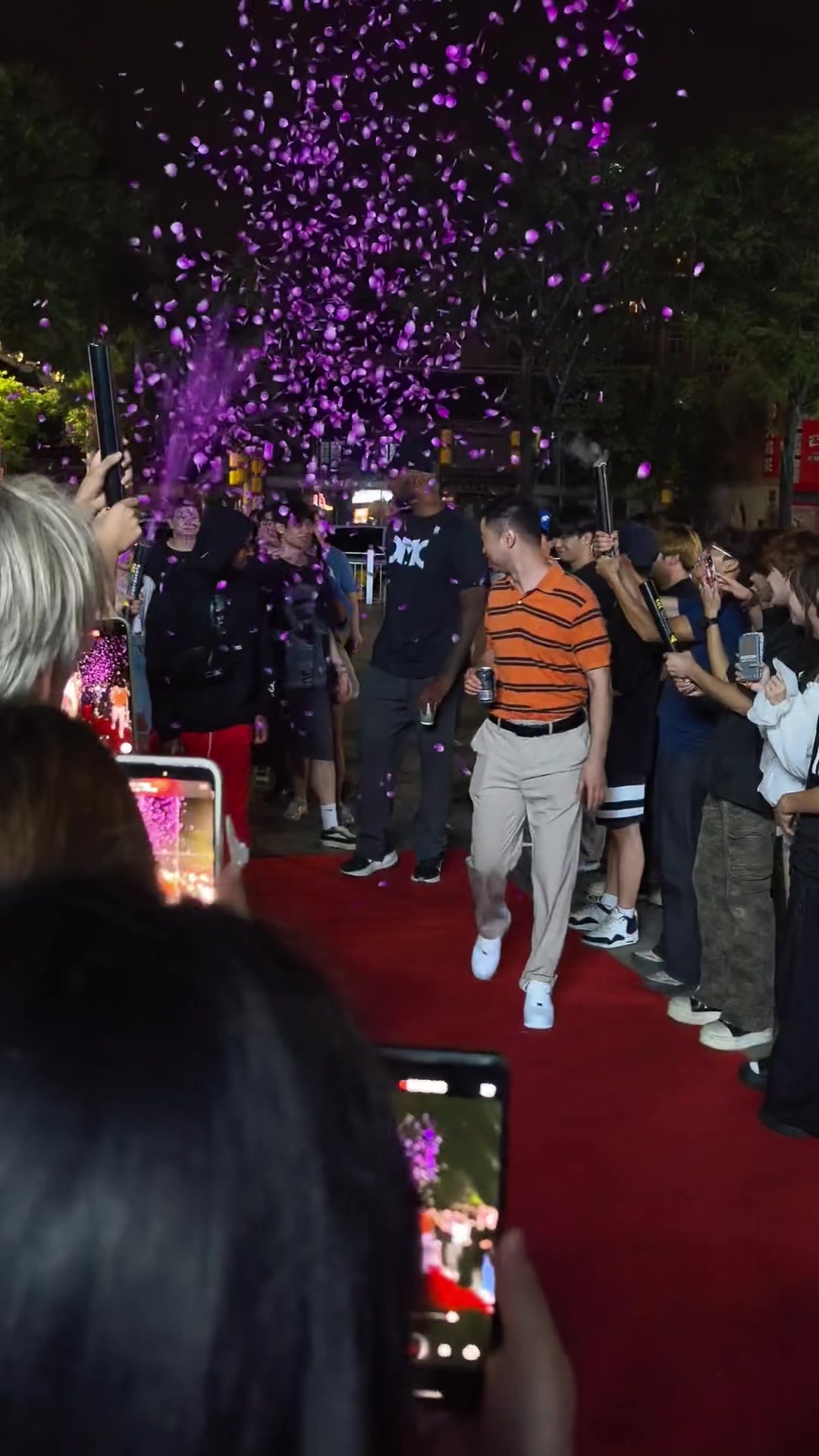 谁开的枪？考辛斯中国行 球迷突然放烟花欢迎给考神吓一跳